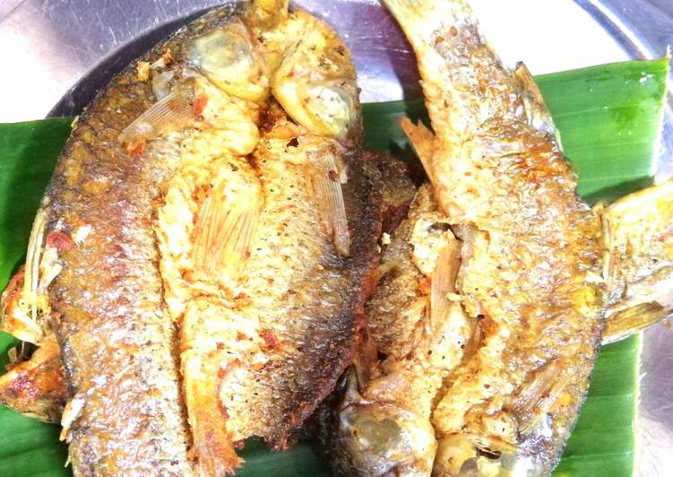 Bagaimana Menyiapkan Ikan kembung goreng kering Menggugah Selera