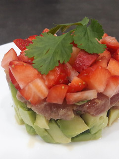 Una foto de Tartar de atún, aguacate y fresas 🐟🥑🍓