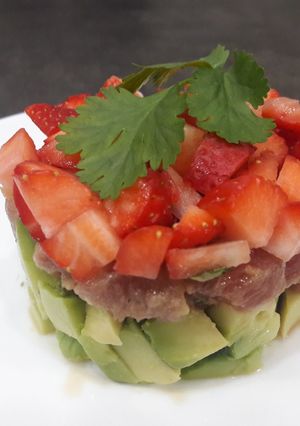 Foto principal de Tartar de atún, aguacate y fresas 🐟🥑🍓