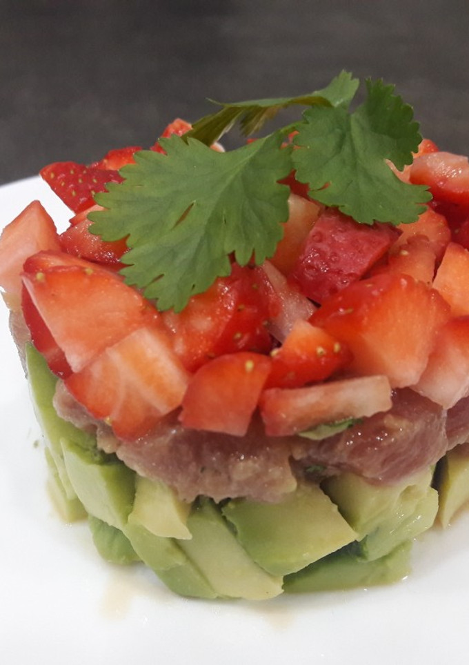 Una foto de Tartar de atún, aguacate y fresas 🐟🥑🍓