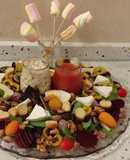 Ensalada de brotes con ensaladilla rusa, sopa de tomate, frutos secos y esponjas dulces