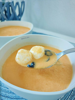 Una foto de Sopa fría de sandía y coco con mozzarella