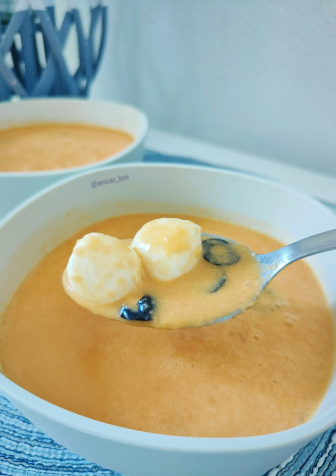 Una foto de Sopa fría de sandía y coco con mozzarella