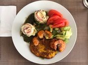 Una foto de merluza con salsa marisco