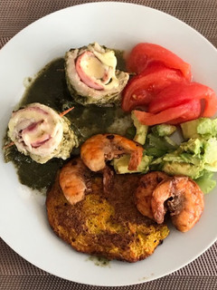 Una foto de Rollo de pescado en salsa de espinaca