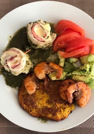 Una foto de Rollo de pescado en salsa de espinaca
