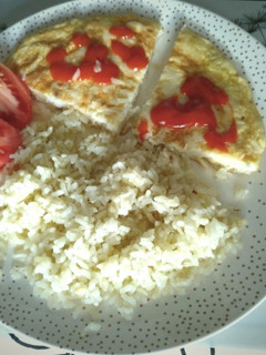 Una foto de Tortilla de merluza con salsa de tomate