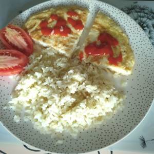 Tortilla de merluza con salsa de tomate