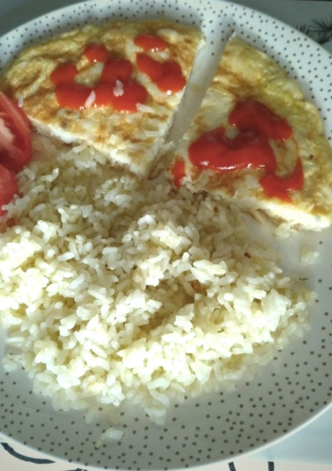Una foto de Tortilla de merluza con salsa de tomate
