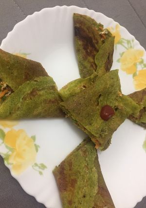 A picture of Spinach Cheela wraps.