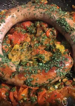 Une photo de Saucisse à l'ancienne aux trois tomates, ail fumé, oignon de roscoff et romarin frais