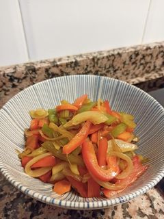 Una foto de Salteado de cebolla, pimientos y zanahoria con salsa de soja