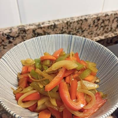 Salteado de cebolla, pimientos y zanahoria con salsa de soja Receta de  Juliana- Cookpad