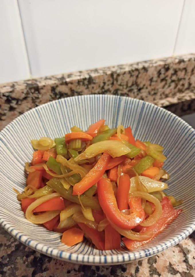 Una foto de Salteado de cebolla, pimientos y zanahoria con salsa de soja