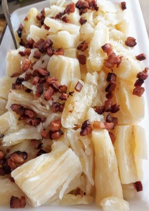 Foto de Mandioca com bacon e alho