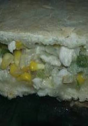 Una foto de Pizza rellena de pollo y choclo