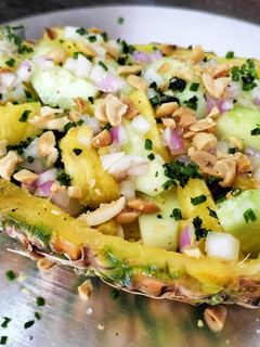 Una foto de Ensalada de piña con pepino y cacahuetes