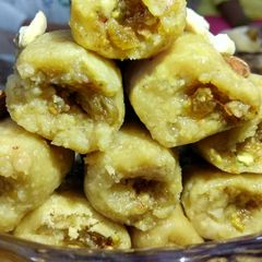 A picture of Kaju rolls.