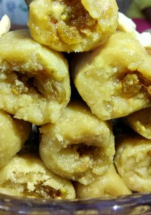 A picture of Kaju rolls.