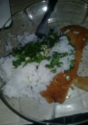 Una foto de Milanesa con arroz al ajo y perejil picado😊😊😊