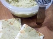 Una foto de pasta de aceitunas