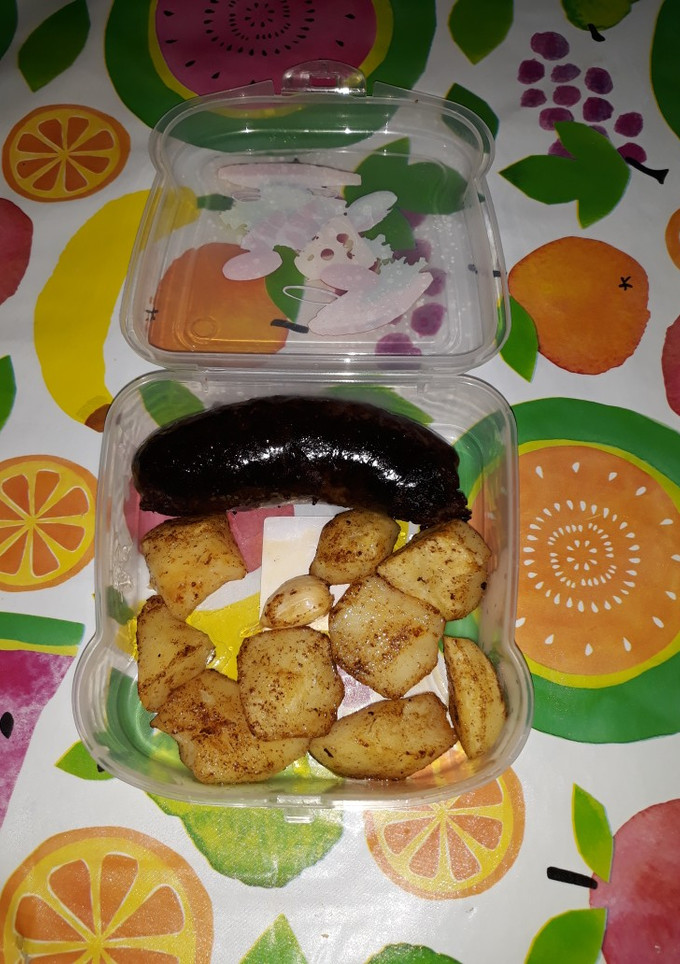 Una foto de Baldanes de arroz con piñones y patatas fritas con pimentón rojo