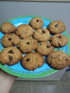 Una foto de Galletitas con chips de chocolates y azúcar mascabo. SIN MANTECA