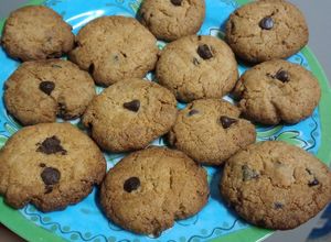 Una foto de Galletitas con chips de chocolates y azúcar mascabo. SIN MANTECA