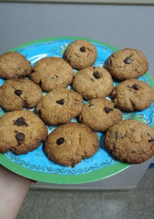 Una foto de Galletitas con chips de chocolates y azúcar mascabo. SIN MANTECA