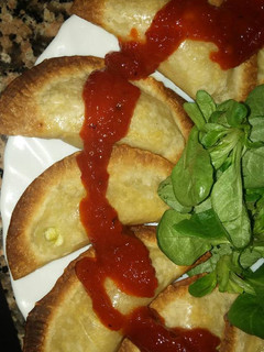 Una foto de Empanadillas de Philadelphia y espárragos trigueros