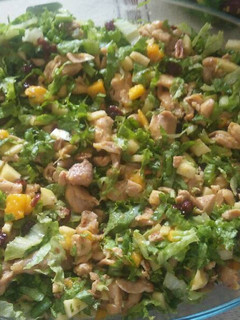 Una foto de Ensalada de frutas y verduras con pollo 🍗👌