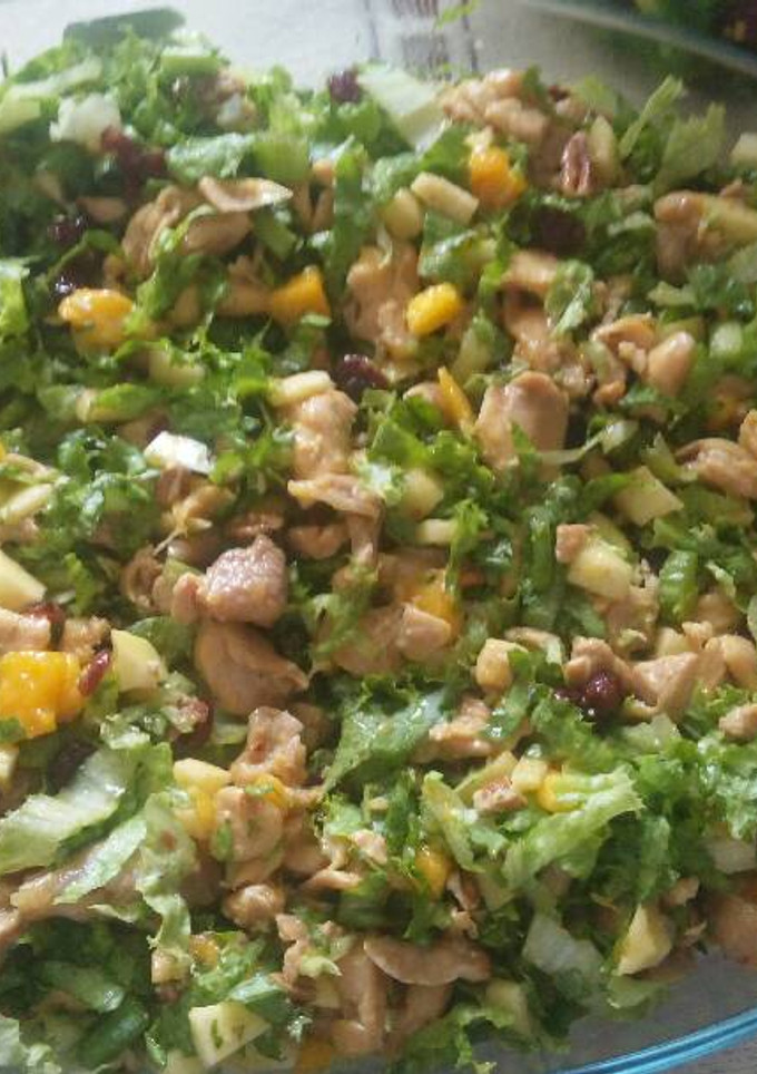 Una foto de Ensalada de frutas y verduras con pollo 🍗👌