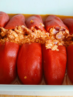 Una foto de Pimientos del piquillo rellenos de bonito con tomate