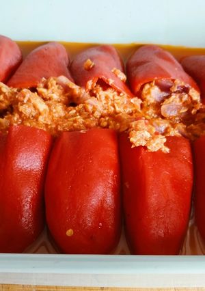 Una foto de Pimientos del piquillo rellenos de bonito con tomate