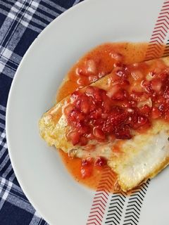 Una foto de Dorada con vinagreta de fresas