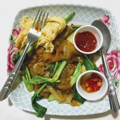 A picture of Thai Noodles Stir fried with Vegetable and Omlete (Optional).