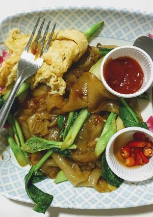 A picture of Thai Noodles Stir fried with Vegetable and Omlete (Optional).