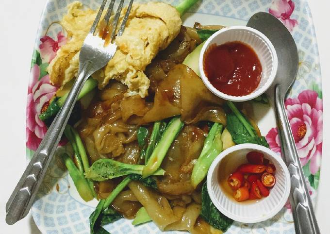 Thai Noodles Stir fried with Vegetable and Omlete (Optional)