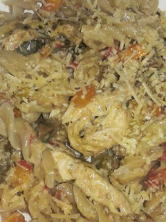 Una foto de Tornillitos con pollo y verduras al curry