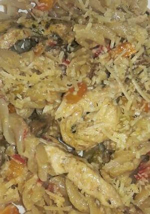 Una foto de Tornillitos con pollo y verduras al curry