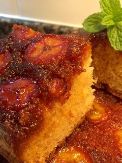 Una foto de Bizcocho con plátano caramelizado