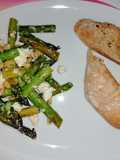 Spargel mit Feta und Pinienkernen