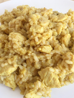 Una foto de Arroz con pollo al curry