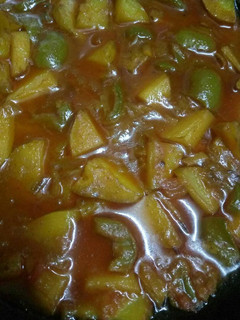 शिमला मिर्च और आलू विथ ग्रेवी (Shimla mirch and aloo with gravy recipe in hindi) रेसिपी मुख्य फोटो