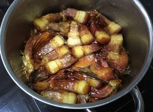 Hình của món Cá kho thịt ba chỉ.