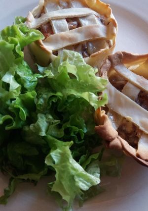 Una foto de Tartitas de atún y ensalada verde🍃