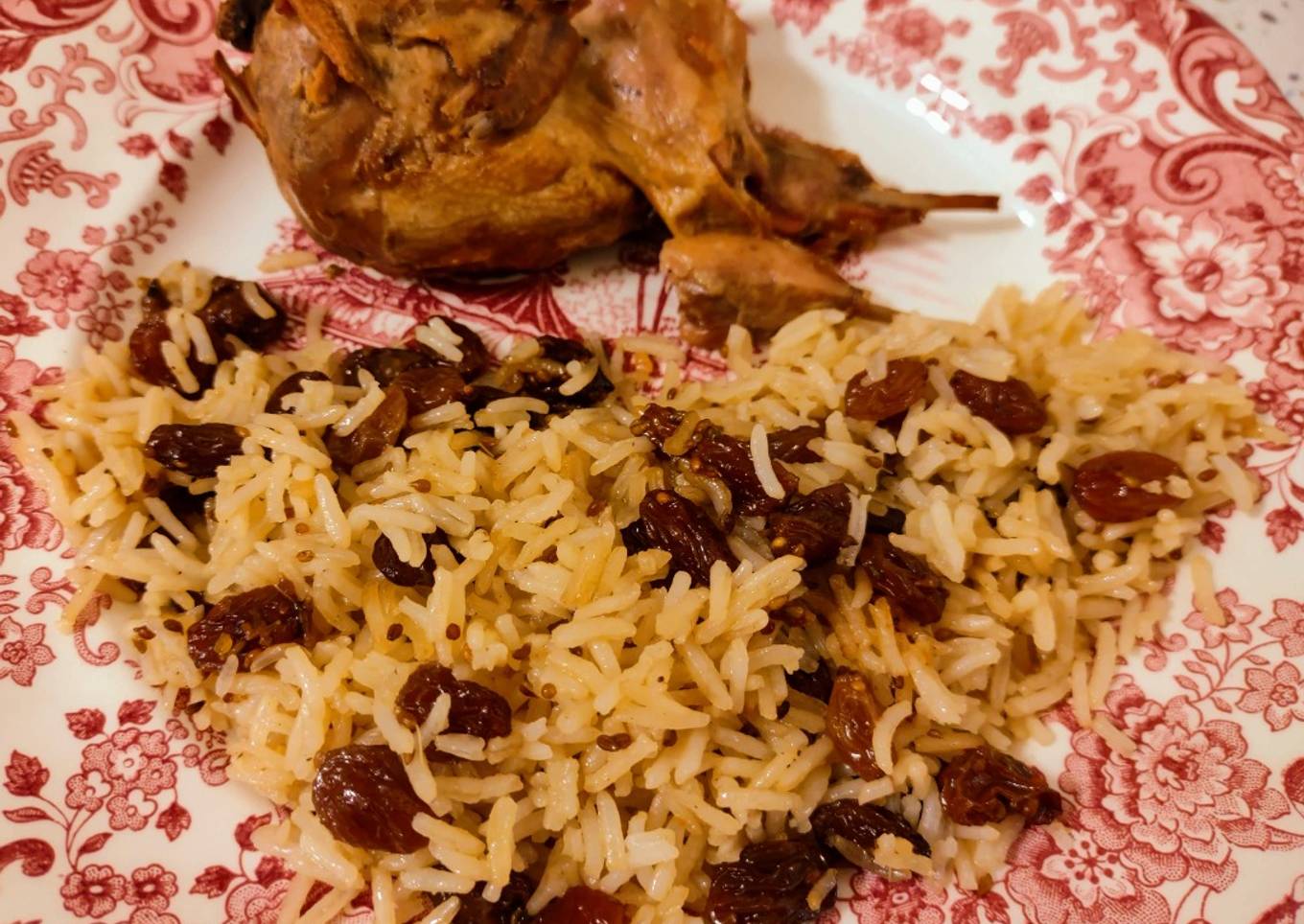 Codornices en escabeche asadas y arroz salteado con pasas