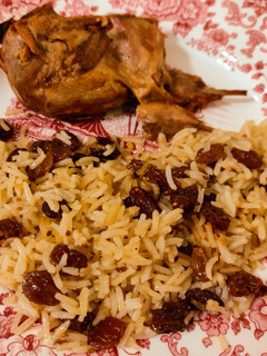 Una foto de Codornices en escabeche asadas y arroz salteado con pasas