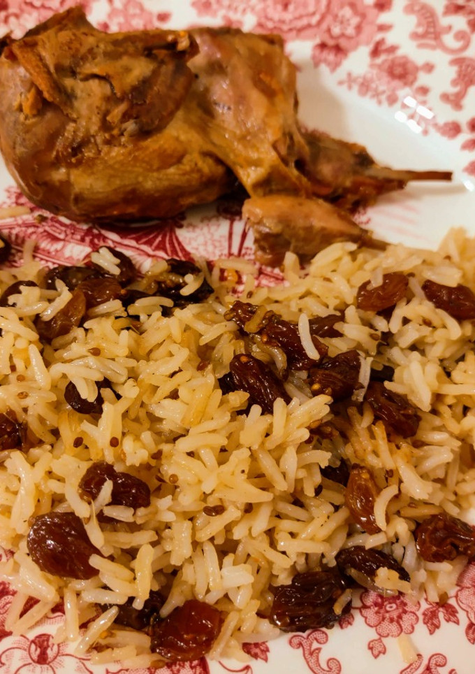 Una foto de Codornices en escabeche asadas y arroz salteado con pasas