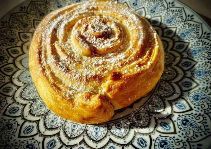 Caracola de hojaldre con cabello de ángel y pasas Receta de Mabi- Cookpad